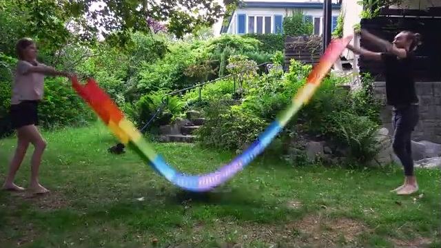 Der Friedensteppich 2 Menschen breiten ihn im Garten aus